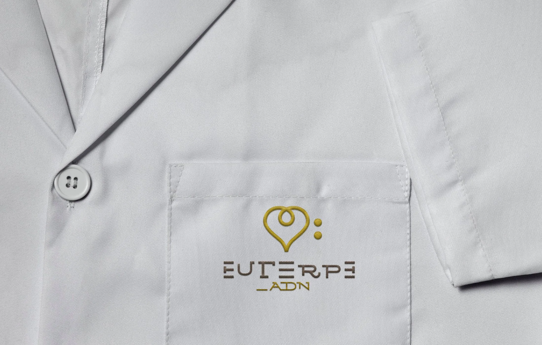 Euterpe — imagotipo bordado en una bata